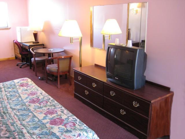 Colonial Inn And Suites Meriden Room photo